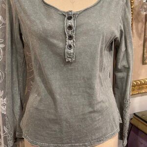 Sisters SZ Med Long Sleeve Top with Lace Insert Sleeves Henley Styling